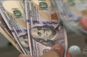 Dólar fecha em queda após Senado adiar cobrança de IR sobre dividendos para abril de 2026