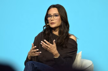 Emma Heming Willis Reflete sobre o Natal e os Desafios do Cuidado com Bruce Willis Durante a Doença Demential 1 Emma Heming Willis pens essay on how holidays with Bruce Willis 'are different now'