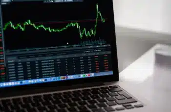 Ibovespa avança 0,27% e fecha em 160.896,64 pontos em dia de liquidez reduzida 7 Ibovespa fecha em alta e sustenta os 160 mil pontos