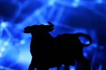 Ibovespa fecha em alta com expectativas de cortes nos juros; dólar desce