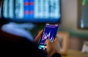 Ibovespa fecha em alta, em dia de baixa liquidez e dados de emprego