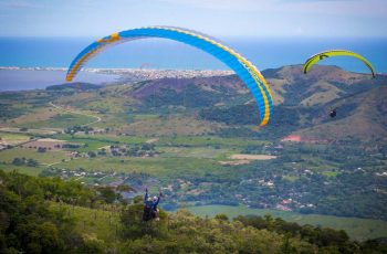 Parapentes sobre paisagem em Saquarema