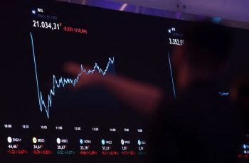 Ibovespa tem queda brusca com noticiário político e dólar chega a R$ 5,44