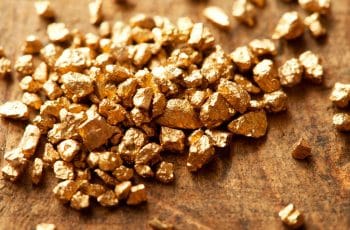 Ouro fecha em alta e estende rali, impulsionado por incertezas sobre Groenlândia