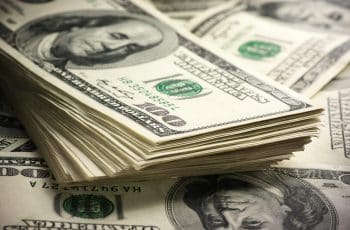 Dólar fecha em alta a R$ 5,24 e mantém queda mensal acima de 4%