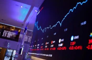 Ibovespa fecha em queda com realização, mas acumula ganho de mais de 12% no mês