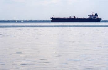 Petróleo fecha em alta com risco geopolítico na Venezuela se sobrepondo a temores de oferta