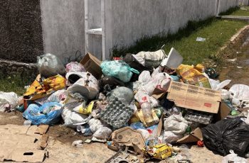 Ruas da Ilha de Itamaracá repletas de lixo