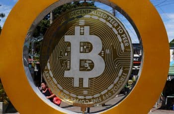 cripto cai, com cautela sobre avanços regulatórios para setor cripto