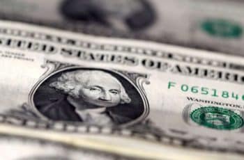 Dólar fecha estável no Brasil apesar de recuo no exterior
