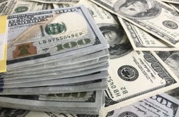 Dólar avança e supera R$ 5,37 com tensão comercial entre EUA e Europa; Ibovespa opera estável