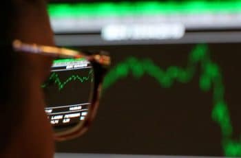 Bolsa bate novo recorde com alívio nas tensões externas e dólar recua