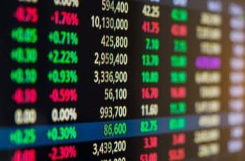 Ibovespa Fecha em Queda, Mas Acumula Ganho de Mais de 12% no Mês