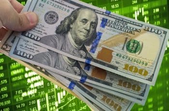 Dólar fecha em alta com receio de sanções americanas após julgamento de Bolsonaro; Ibovespa cai