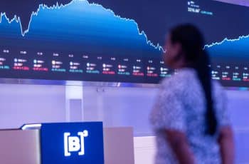 Ibovespa fecha em queda com bancos e “utilities”; Petrobras e Vale atenuam perda