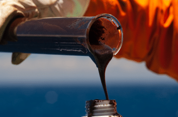 Preço do barril de petróleo abre em queda neste domingo