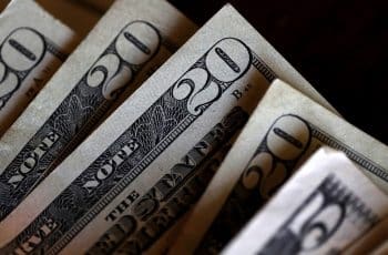 Dólar cai, Bolsa sobe e foco é ataque dos EUA à Venezuela