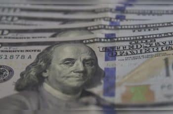 Dólar fecha em queda com redução de preocupações com Venezuela • DOL