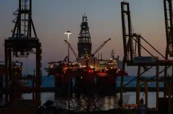 Petróleo Brent recua 0,54% e fecha a US$ 57,01 por barril 5 Preços do petróleo bruto caem ligeiramente com incerteza sobre Venezuela