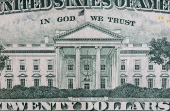 Dólar fecha estável no Brasil, com cautela dos investidores e foco no cenário externo