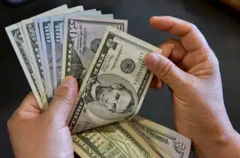 Dólar recua 1,41% e fecha a R$ 5,2056, menor valor desde maio de 2024 4 Dólar cai ao menor nível desde maio de 2024 e Ibovespa avança rumo a novo recorde