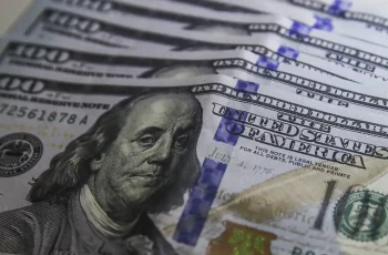 Dólar encerra em leve alta de 0,04%, cotado a R$ 5,3890 1 Dólar fecha praticamente estável a R$ 5,38 à espera de dados de emprego nos EUA