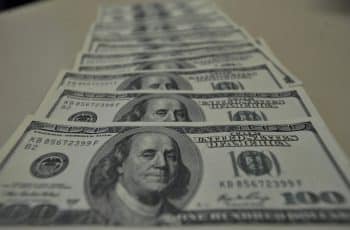 Dólar cai para R$ 5,19 e continua no menor valor em 20 meses