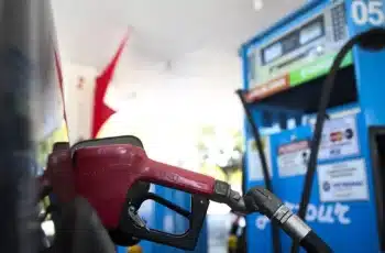 Petróleo Brent fecha em queda de 0,46%, a US$ 64,77 por barril 5 Visor digital em bomba de abastecimento de gasolina e etanol, na cor azul, durante abastecimento de veículo em posto de combustíveis (Foto José Cruz/Agência Brasil)