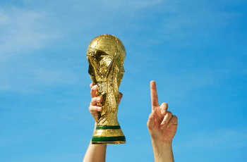 Antes da Copa do Mundo, EUA vê dólar despencar de preço — moeda nunca valeu tão pouco nos últimos 2 anos