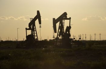 Petróleo fecha em alta de 3% com pressões crescentes dos EUA sobre o Irã