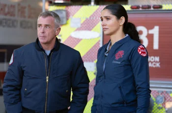 Miranda Rae Mayo transforma Chicago Fire com a chegada de Stella Kidd e sua evolução na série 2 CHICAGO FIRE -- "Frostbite Blue" Episode 1411 -- Pictured: (l-r) David Eigenberg as Christopher Herrmann, Miranda Rae Mayo as Stella Kidd