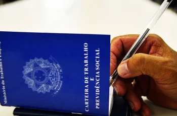 Pagamento do salário de janeiro pode ser adiado para 6 de fevereiro devido ao calendário de fevereiro de 2026 1 Foto de uma mão a assinar uma CLT para ilustrar matérias sobre férias, emprego, desemprego, trabalho e direitos trabalhistas, salario