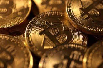 Bitcoin cai abaixo de US$ 65 mil com incerteza das tarifas - 23/02/2026 - Economia