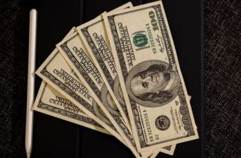 Dólar fecha estável no Brasil com ajuste técnico, queda das commodities e atenção ao cenário político e aos juros