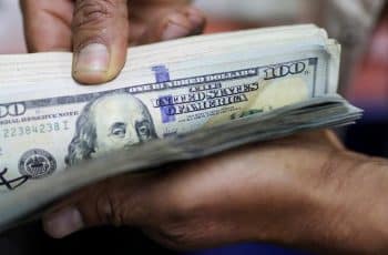Dólar cai e fecha a R$ 5,18, menor cotação desde 2024