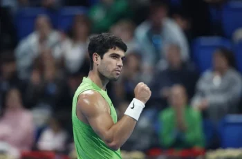 Alcaraz vence Rinderknech e se mantém invicto no ATP 500 de Doha 5 O espanhol Carlos Alcaraz reage durante sua partida de simples masculina contra o francês Arthur Rinderknech no torneio de tênis Qatar Open em Doha, em 17 de fevereiro de 2026. - (crédito: Karim JAAFAR / AFP)