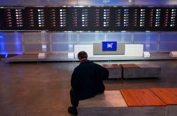 Ibovespa fecha em queda com realização de lucros antes do Carnaval