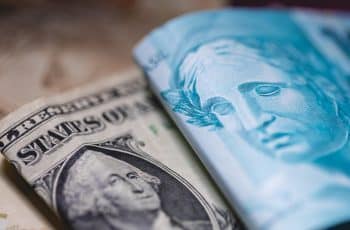 Dólar fica perto de R$ 5,10 mesmo com queda na bolsa e disparada no petróleo