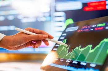Ibovespa Fecha em Alta com Itaú; Dólar Alcança Estabilidade