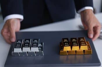 Cotação da prata também se recupera e fica acima dos US$ 80 por onça-troy (Imagem: Shutterstock)