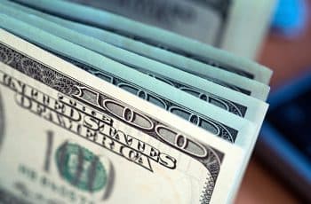 Dólar sobe e mercado reage ao IPCA e declarações econômicas