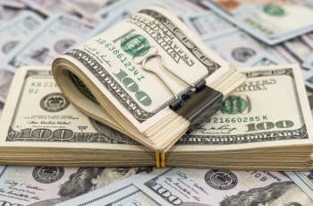 Dólar tem leve baixa no Brasil e Ibovespa segue em alta com fluxo de capital estrangeiro