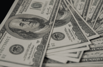 Dólar abre a semana em alta após nova medida tarifária de Trump