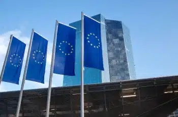 Bancos centrais da Europa mantêm taxas de juros em 2% enquanto monitoram queda do dólar e influxo de produtos chineses. 4 Bancos centrais europeus mantêm estabilidade em meio a preocupações com a fraqueza do dólar e a queda da inflação