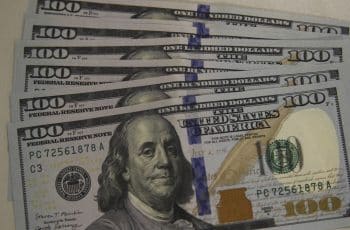 Dólar atinge os R$ 5,22 e Bolsa cai; investidores evitam risco durante Carnaval