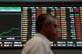 Ibovespa cai em correção enquanto investidores monitoram balanços dos bancos