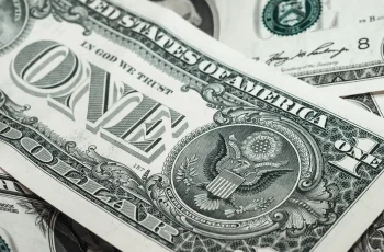 Dólar fecha em queda e atinge menor patamar desde 2024