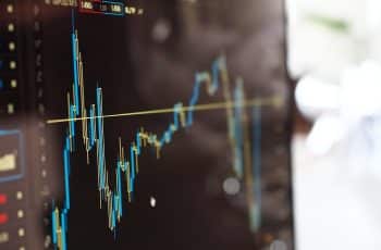 Bolsa renova recorde após ata do Copom; dólar fecha em queda