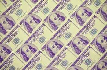 Dólar fecha estável com entrada de fluxo estrangeiro no Brasil, mesmo após ata do Fed reforçar cautela com juros nos EUA