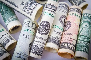 Dólar opera em baixa e acompanha movimento do exterior nesta quinta (12)